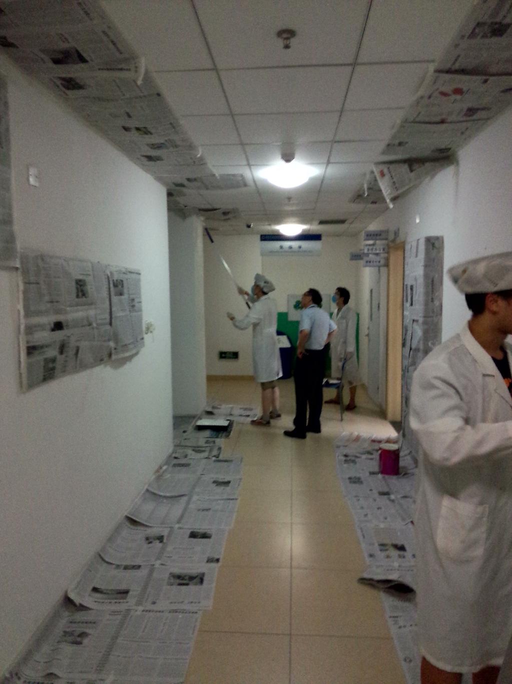 实验室师生一起清除楼道霉菌1