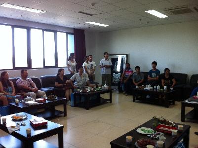 班主任与学生家长亲切交谈