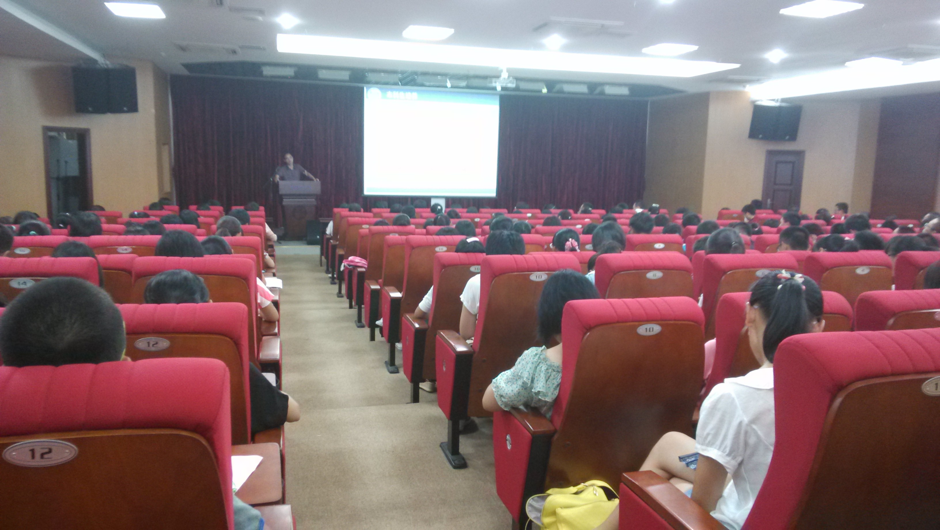 副院长周大旺老师正在进行拔尖班项目介绍