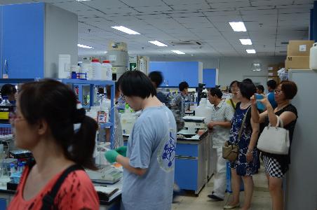 新生家长参观实验室